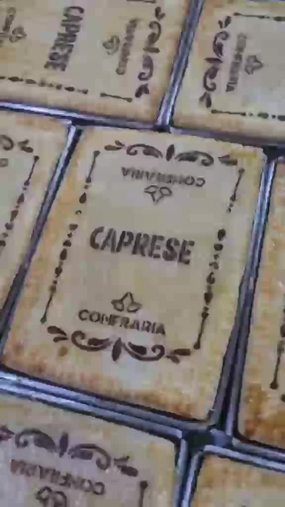 Resultado da aplicação: a mesma arte reproduzida em várias peças de confeitaria